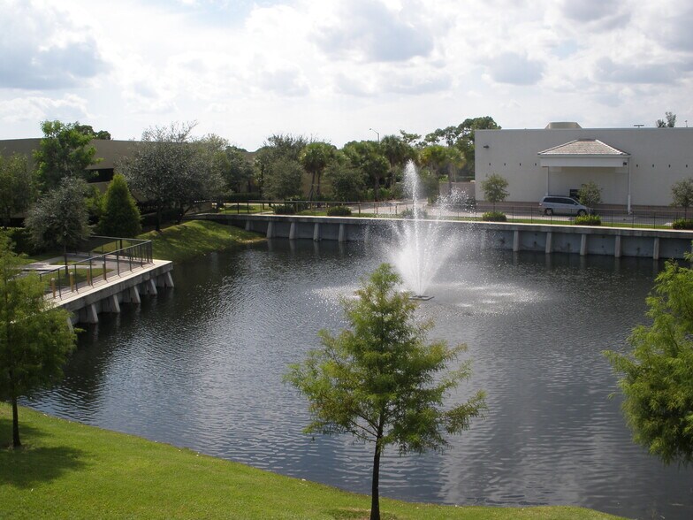 8100-8110 Royal Palm Blvd, Coral Springs, FL à louer - Photo de l’immeuble – Image 2 sur 12