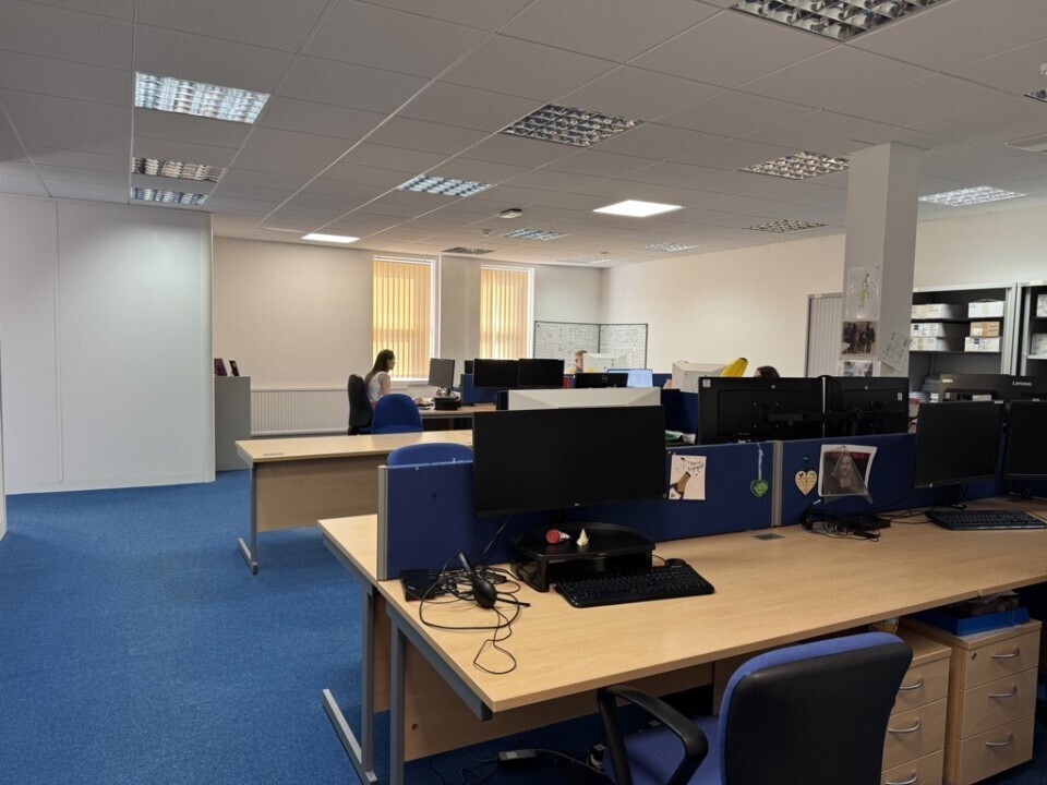 Minerva Business Park, Peterborough, CAM PE2 6FT - Lot 3 - - Photo intérieure - Image 1 of 2