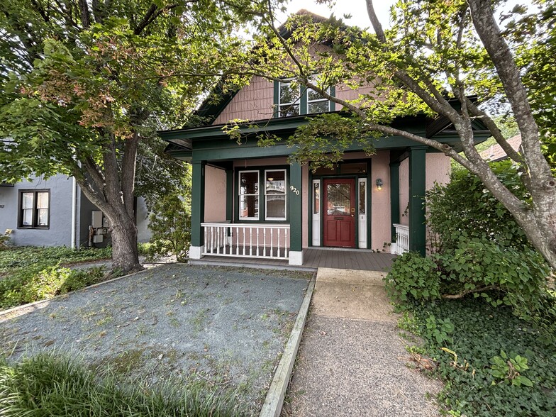 920 9 1/2 St NE, Charlottesville, VA à louer - Photo principale – Image 1 sur 2