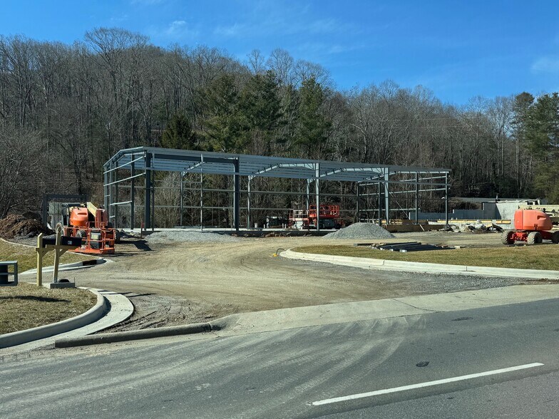 841 Charlotte Hwy, Fairview, NC à louer - Photo de l’immeuble – Image 3 sur 6