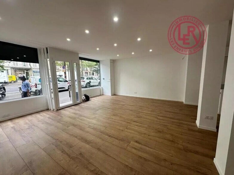 Local commercial dans Paris à louer - Photo de l’immeuble – Image 2 sur 3