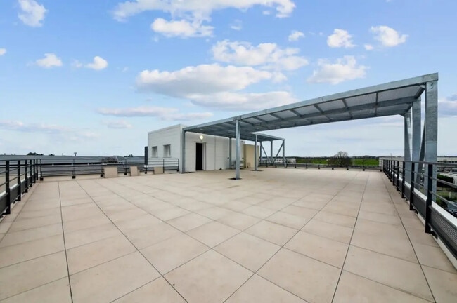 Plus de détails pour 22 Rue Du 35Eme Regiment D'Aviation, Bron - Bureau à vendre