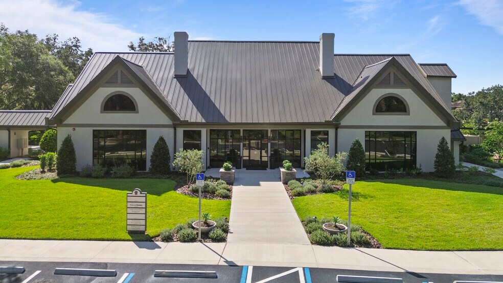 8709 Hunters Green Dr, Tampa, FL à louer - Photo de l’immeuble – Image 1 sur 12