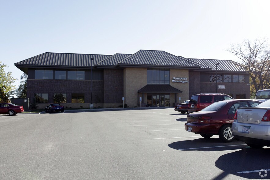 630 Roosevelt Rd, Saint Cloud, MN à vendre - Photo de l’immeuble – Image 2 sur 18