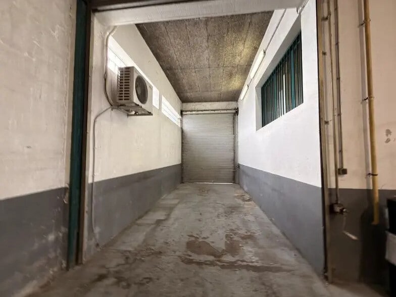 Local d'activités dans Décines-Charpieu à vendre - Photo de l’immeuble – Image 3 sur 12
