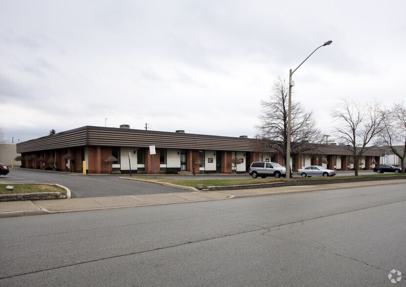 2708-2724 Rena Rd, Mississauga, ON à vendre - Photo de l’immeuble – Image 3 sur 7