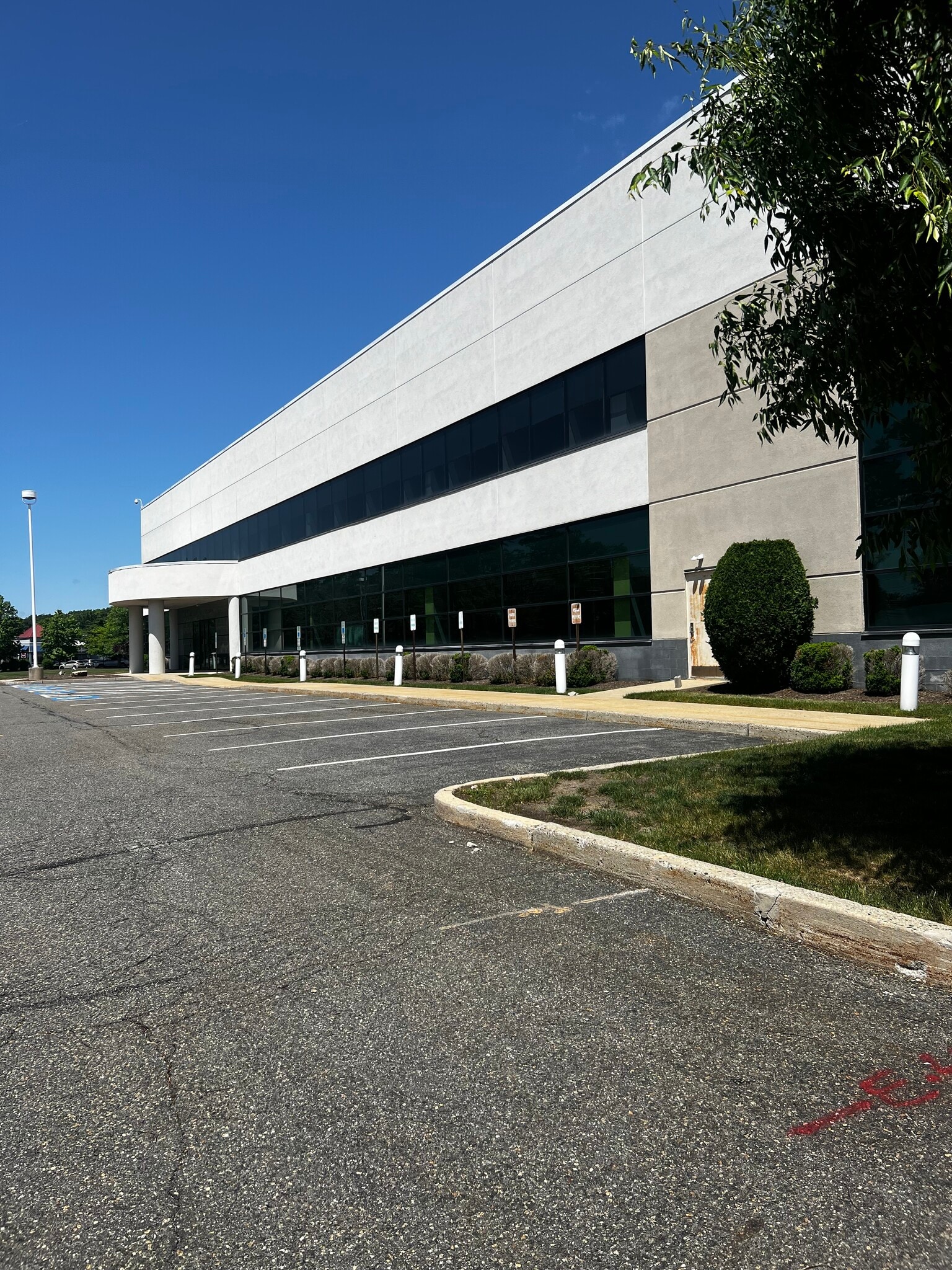 260 Industrial Way W, Eatontown, NJ à louer Photo de l’immeuble– Image 1 sur 4