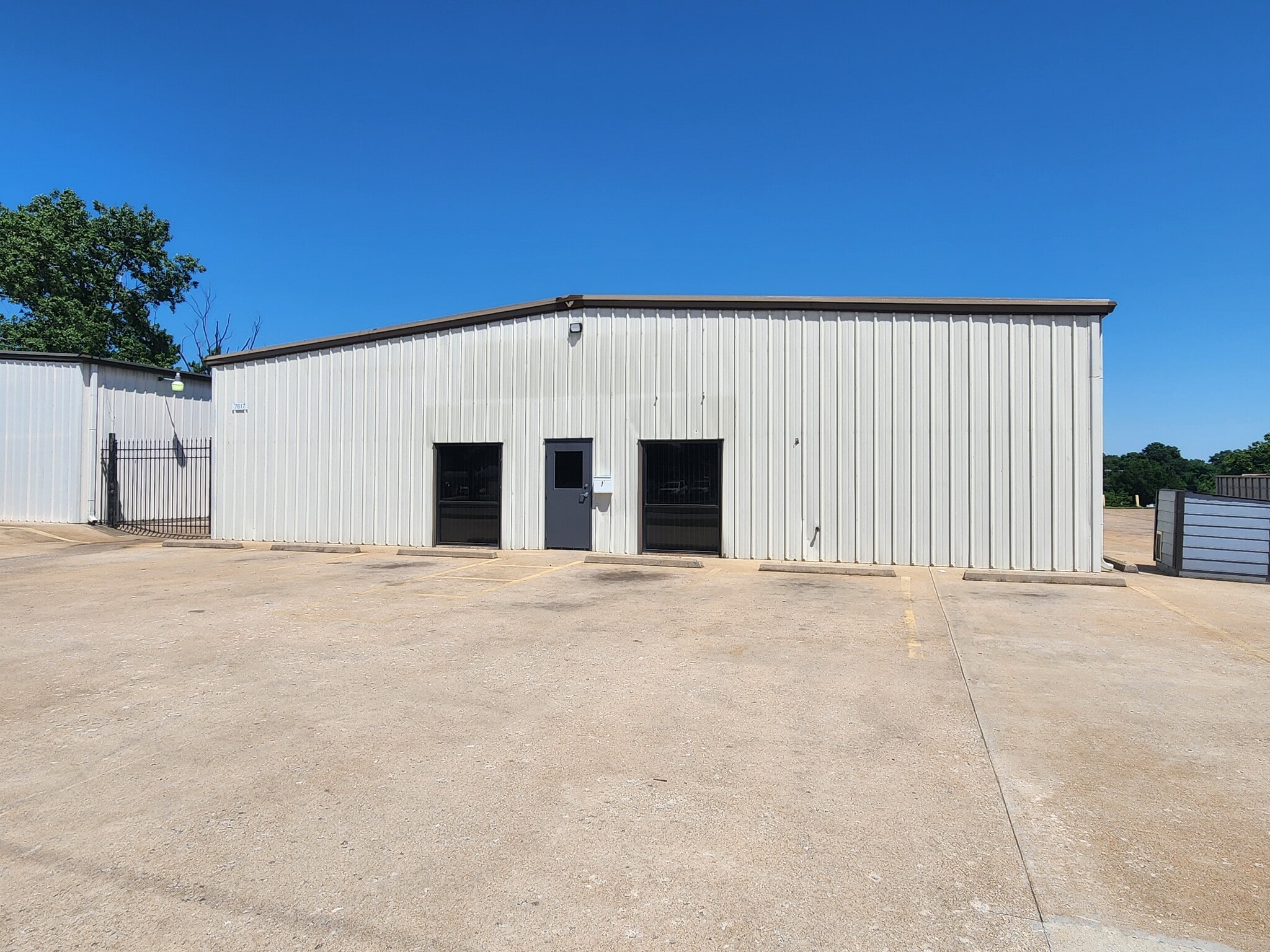 7605 E 11th St, Tulsa, OK à louer Photo de l’immeuble– Image 1 sur 8