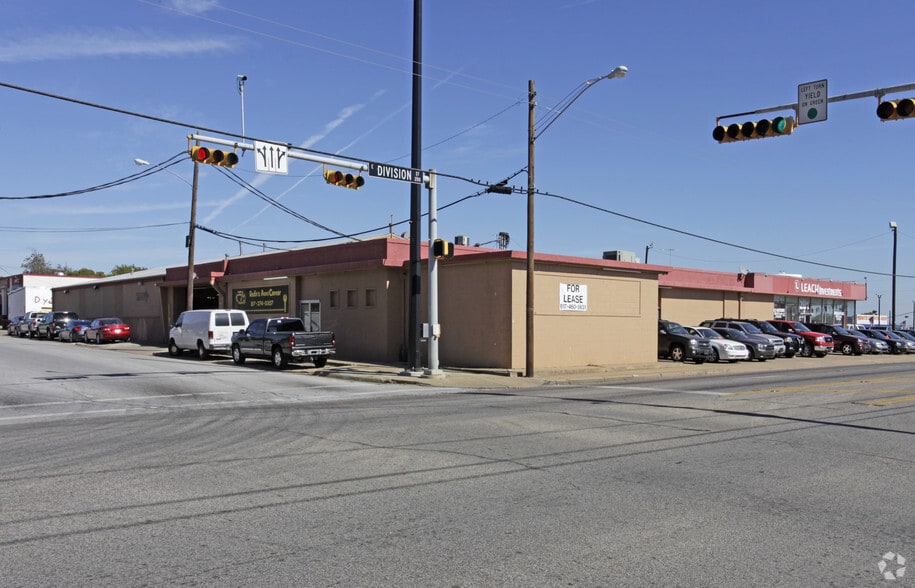 209 E Division St, Arlington, TX à louer - Photo principale – Image 2 sur 9