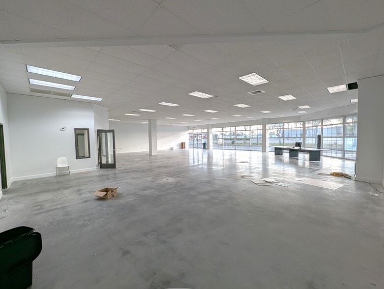 901 N Missouri Ave, Largo, FL à louer - Photo de l’immeuble – Image 2 sur 23