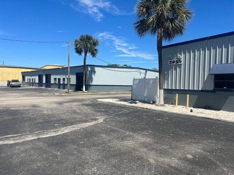 2853 Work Dr, Fort Myers, FL à louer - Photo de l’immeuble – Image 3 sur 11