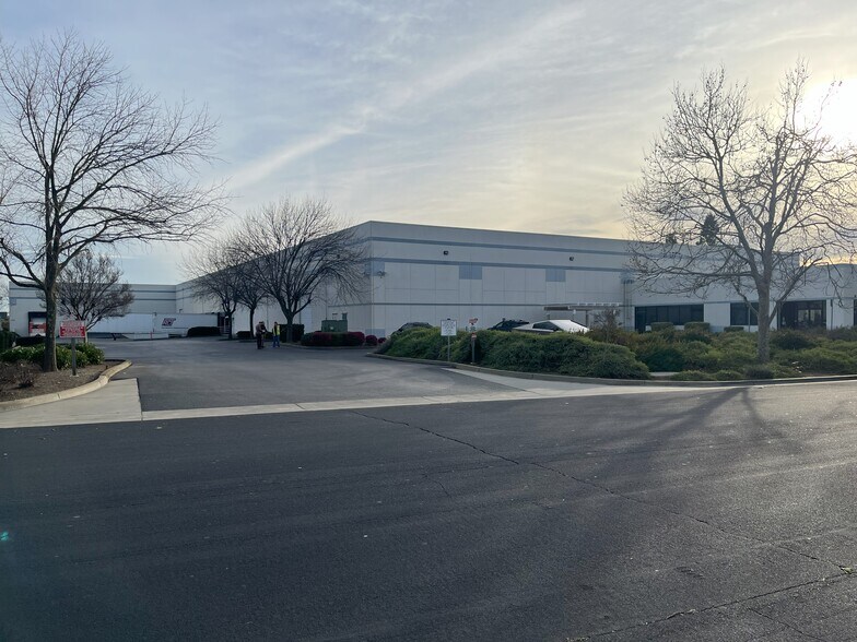 1251 Tinker Rd, Rocklin, CA à louer - Photo de l’immeuble – Image 2 sur 10