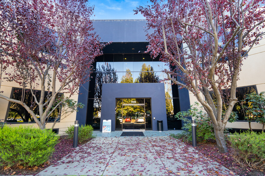 1425 N McDowell Blvd, Petaluma, CA à louer - Photo de l’immeuble – Image 1 sur 15