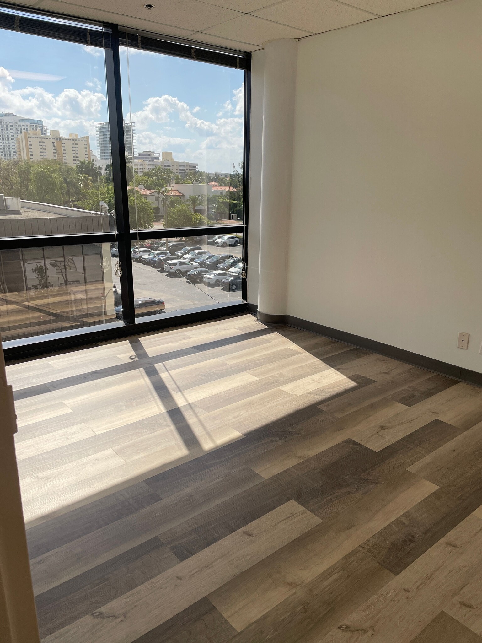 400 Arthur Godfrey Rd, Miami Beach, FL à louer Photo intérieure– Image 1 sur 4