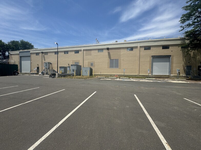 250 Canal Rd, Fairless Hills, PA à louer - Photo de l’immeuble – Image 3 sur 6