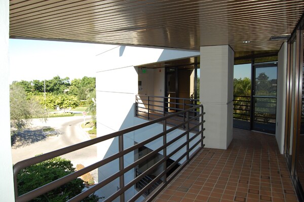 1040 Weston Rd, Weston, FL à louer - Photo de l’immeuble – Image 2 sur 32