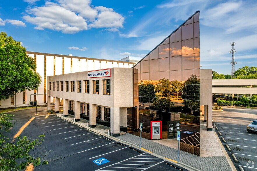 6200 Fairview Rd, Charlotte, NC à louer - Photo de l’immeuble – Image 2 sur 5