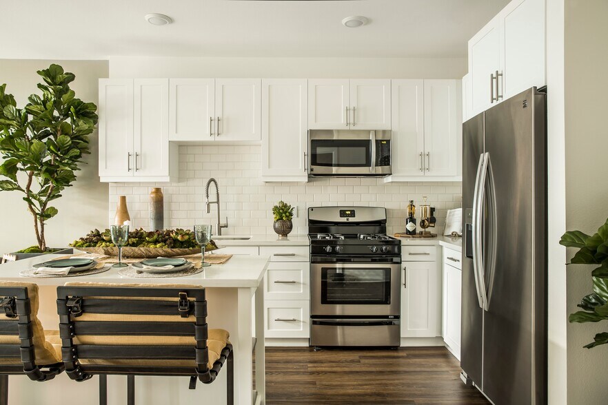 5901-5921 Center Dr, Los Angeles, CA à louer - Photo de l’immeuble – Image 3 sur 74
