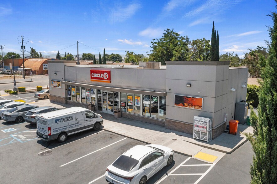 2115 W Yosemite Ave, Manteca, CA à vendre - Photo de l’immeuble – Image 3 sur 20