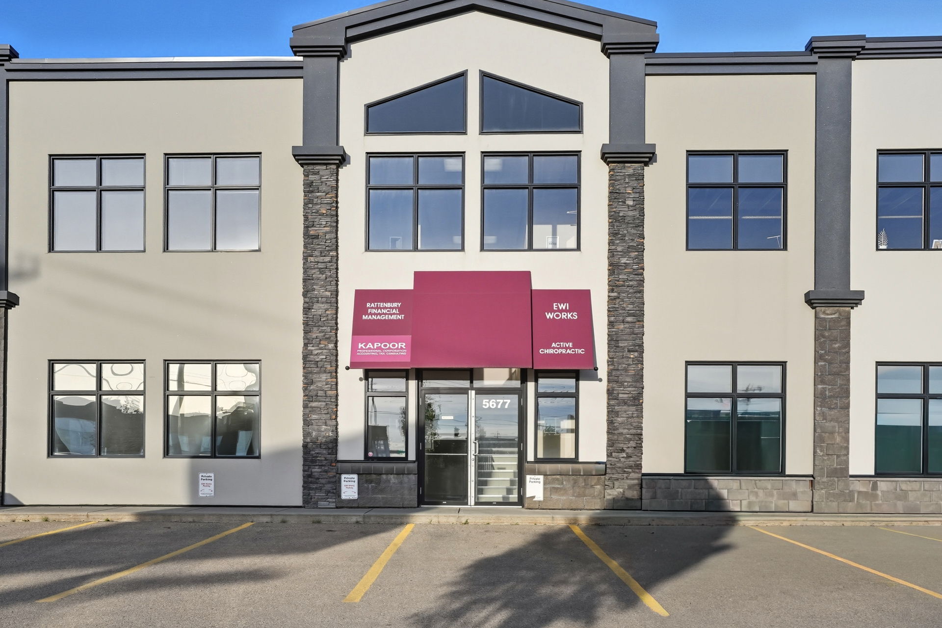 5657-5677 99 St NW, Edmonton, AB à vendre Photo de l’immeuble– Image 1 sur 32