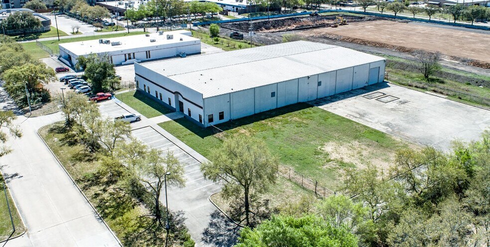 10511 Fallstone Rd, Houston, TX à louer - Photo de l’immeuble – Image 2 sur 12