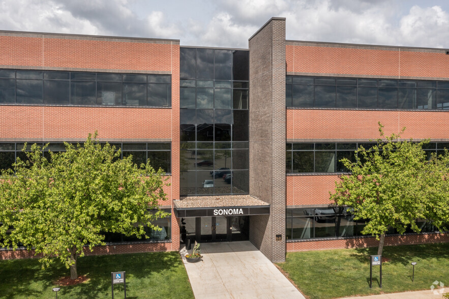 1089 Jordan Creek Pky, West Des Moines, IA à louer - Photo de l’immeuble – Image 3 sur 7
