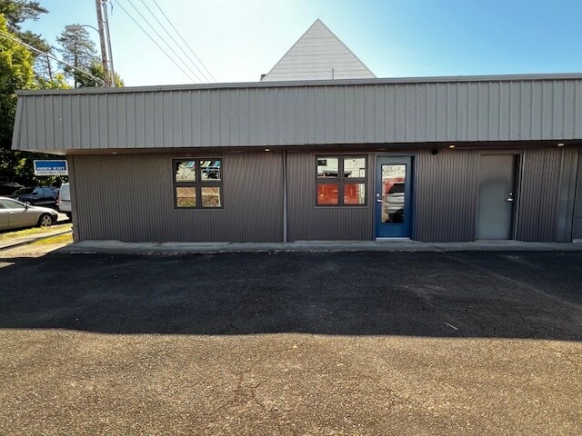 725 NE 4th St, Mcminnville, OR à louer - Photo de l’immeuble – Image 2 sur 6