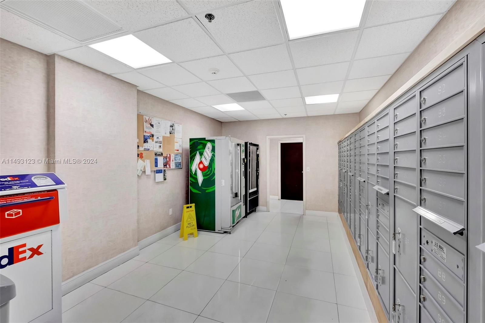 12550 Biscayne Blvd, North Miami, FL à vendre Photo de l’immeuble– Image 1 sur 34