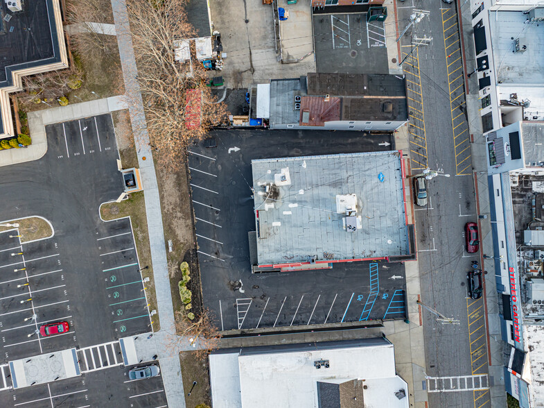 24 Railroad Ave, Patchogue, NY à vendre - Photo de l’immeuble – Image 1 sur 36