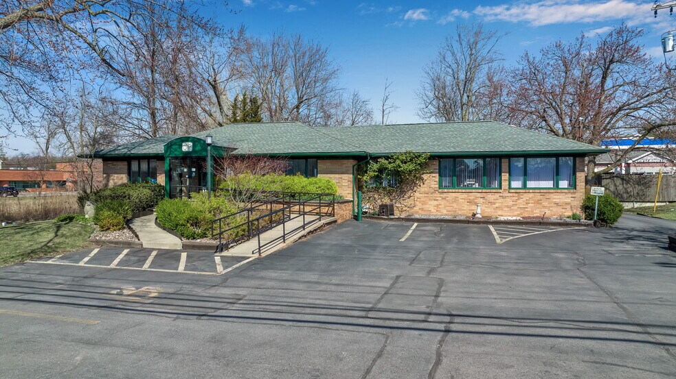 2323 N Forest Rd, Getzville, NY à vendre - Photo principale – Image 1 sur 4