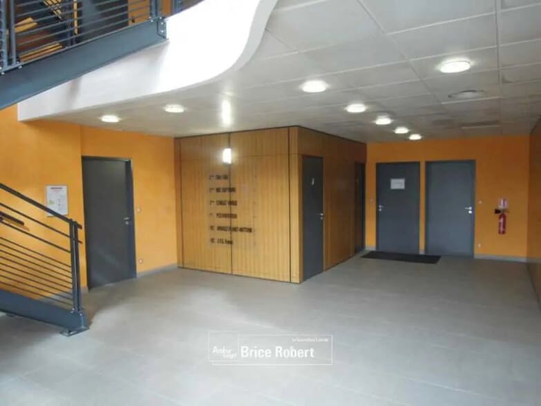 Bureau dans Saint-Priest à louer - Hall d’entrée – Image 2 sur 13