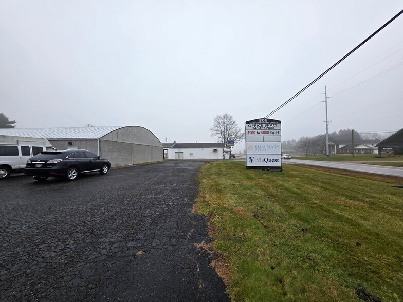 806 Harcourt Rd, Mount Vernon, OH à louer - Photo de l’immeuble – Image 2 sur 7