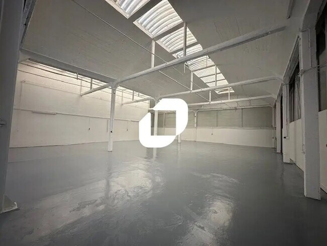 Plus de détails pour Local d'activités à louer