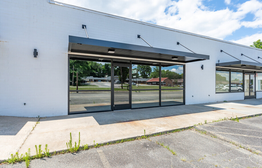 711-719 N Madison Blvd, Roxboro, NC à louer - Photo de l’immeuble – Image 2 sur 11