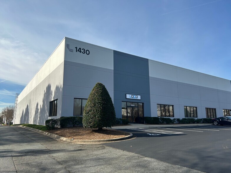 1430 West Pointe Dr, Charlotte, NC à louer - Photo de l’immeuble – Image 1 sur 6