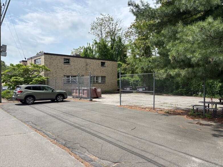 168 Railroad Hill St, Waterbury, CT à vendre - Photo de l’immeuble – Image 2 sur 5