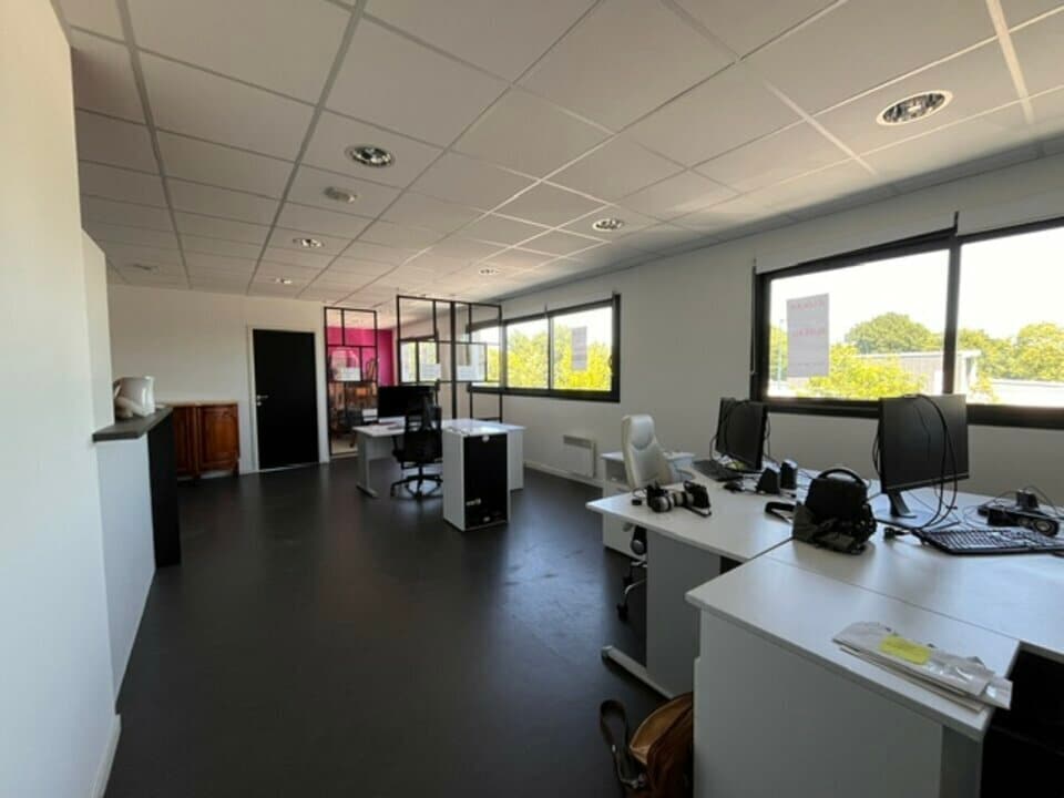 Bureau dans Brech à louer Photo de l’immeuble– Image 1 sur 4