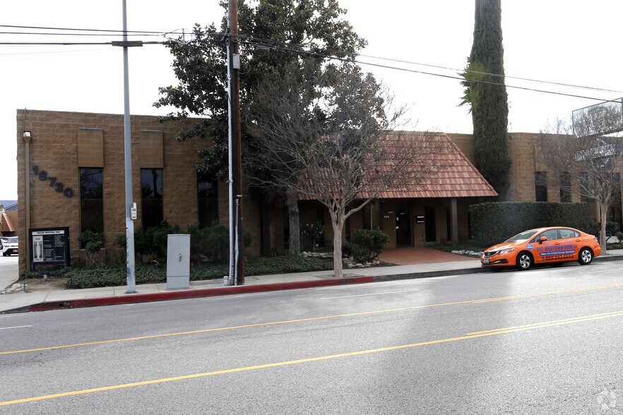 18730 Oxnard St, Tarzana, CA à louer - Photo principale – Image 1 sur 8