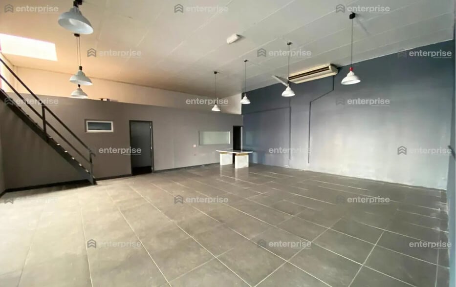 Local commercial dans SAINT-MAXIMIN à louer - Photo intérieure – Image 3 sur 7