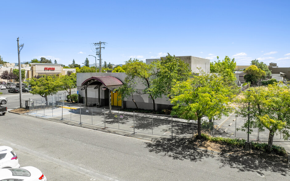 2265 Cleveland Ave, Santa Rosa, CA à vendre - Photo de l’immeuble – Image 2 sur 4