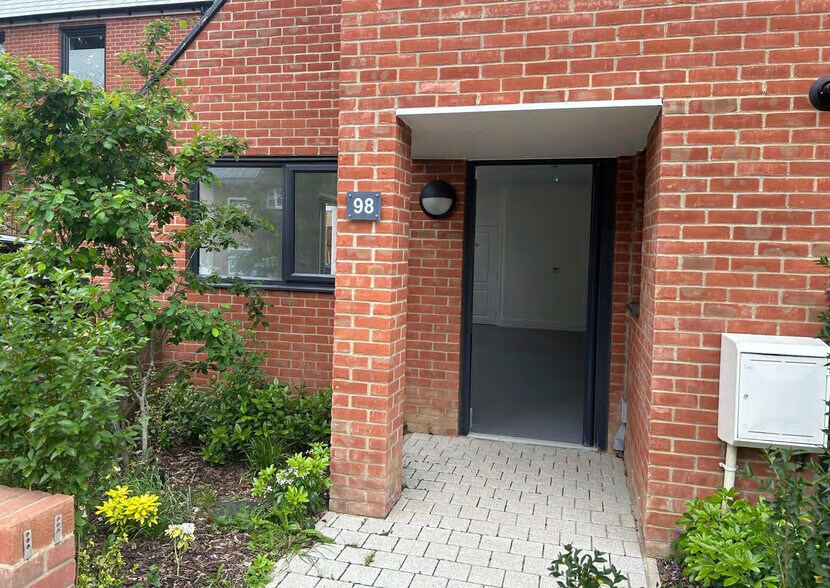 98 Willingale Rd, Loughton à louer - Photo de l’immeuble – Image 2 sur 5