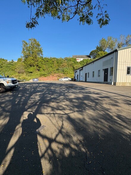 42 Crestway, Hamden, CT à vendre - Photo de l’immeuble – Image 3 sur 8