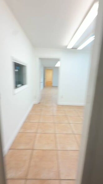 401-425 NW 10th Ter, Hallandale Beach, FL à louer - Vidéo sur l’annonce professionnelle – Image 2 sur 14