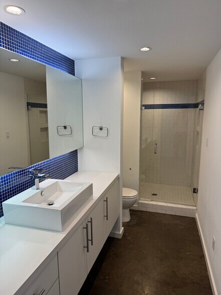 2251 Vantage St, Dallas, TX à louer - Photo de l’immeuble – Image 3 sur 9