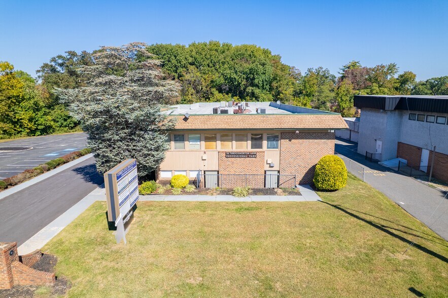 28 Throckmorton Ln, Old Bridge, NJ à louer - Photo de l’immeuble – Image 3 sur 22