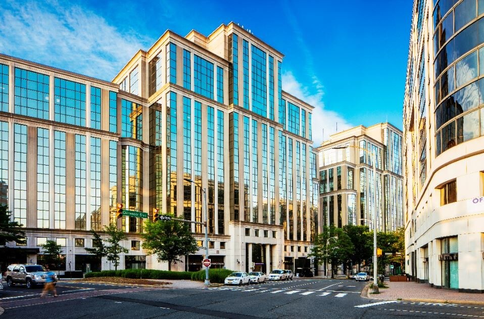 2200 Clarendon Blvd, Arlington, VA à louer Photo de l’immeuble– Image 1 sur 8