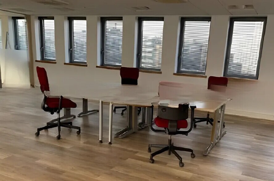 Bureau dans Nanterre à louer - Photo de l’immeuble – Image 2 sur 5