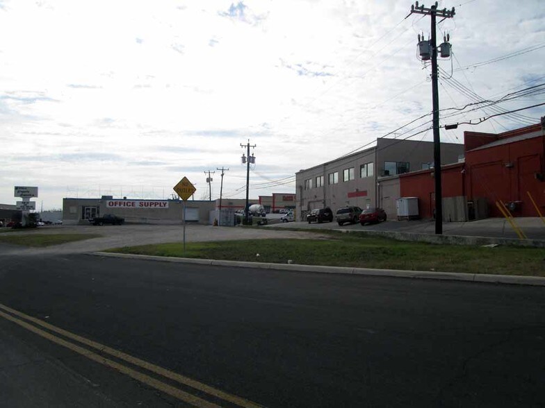 4921 NW Industrial Dr, Leon Valley, TX à louer - Photo de l’immeuble – Image 3 sur 14
