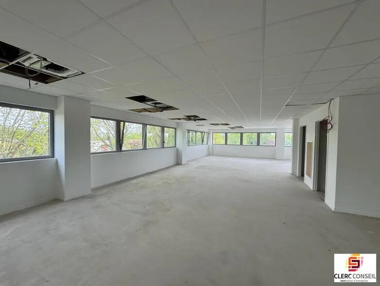 Bureau dans Mont-Saint-Aignan à vendre - Photo de l’immeuble – Image 2 sur 10