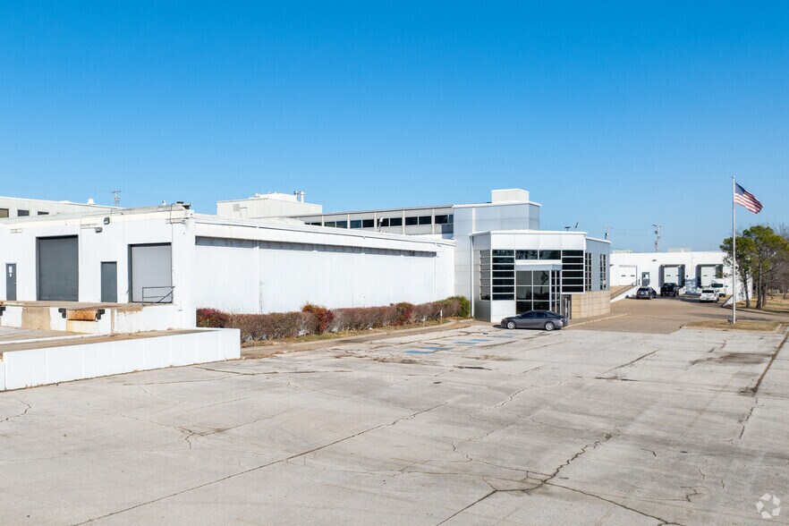 6201 E 43rd St, Tulsa, OK à louer - Photo de l’immeuble – Image 1 sur 4